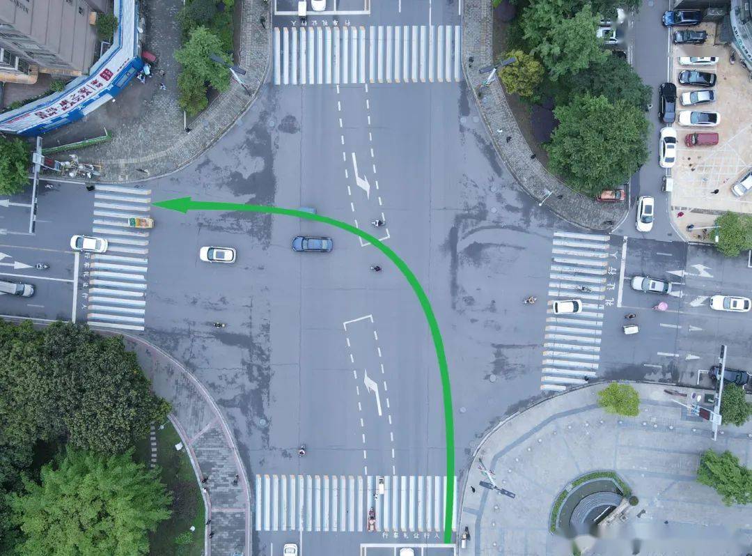 如下图:一,靠路口中心点右侧转弯.那过路口该如何左转?