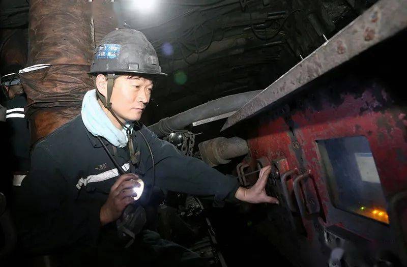 陈赵飞,五沟矿采煤区二队副队长,从19岁起他就与煤矿打上了交道,凭着