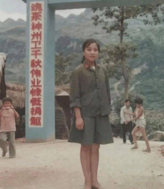 86年老山战场照《死吻》:亲吻临终士兵的女战士张茹,后来怎样了_赵维