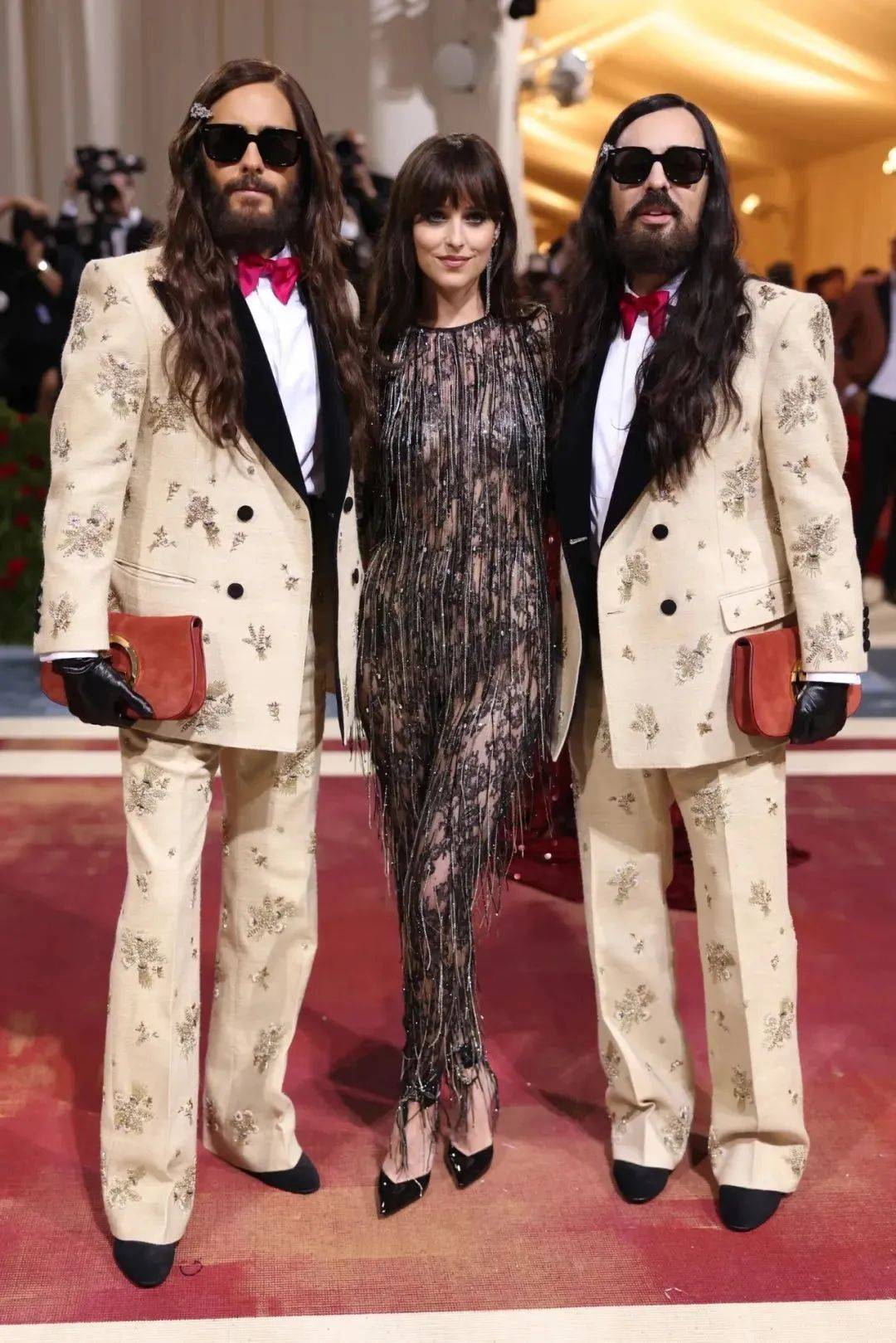 met gala|金姐怒瘦14斤,谷爱凌郑浩妍同坐一辆巴士成好友_礼服_镀金