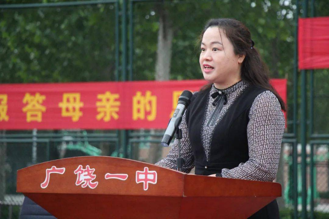 严家友在发言中希望同学们勤奋学习,与人为善,努力成长,不辜负父母的