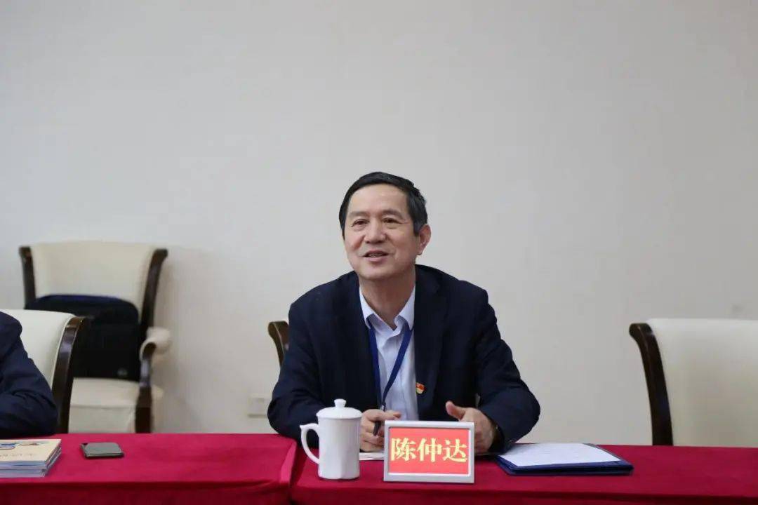 在低碳馆馆长陈仲达,副馆长俞梁的陪同下"双碳"研究中心一行参观了常