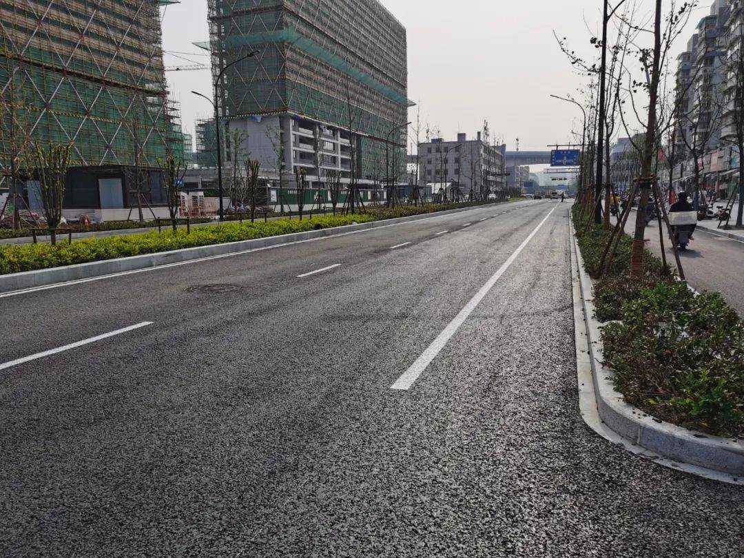 另一条地铁重建道路杭玻街西起康华路,东至同协路交叉口,道路等级为