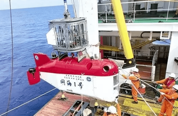 走进深蓝|6000米级水下机器人"问海1号"已列装"海洋地质九号"船_测试