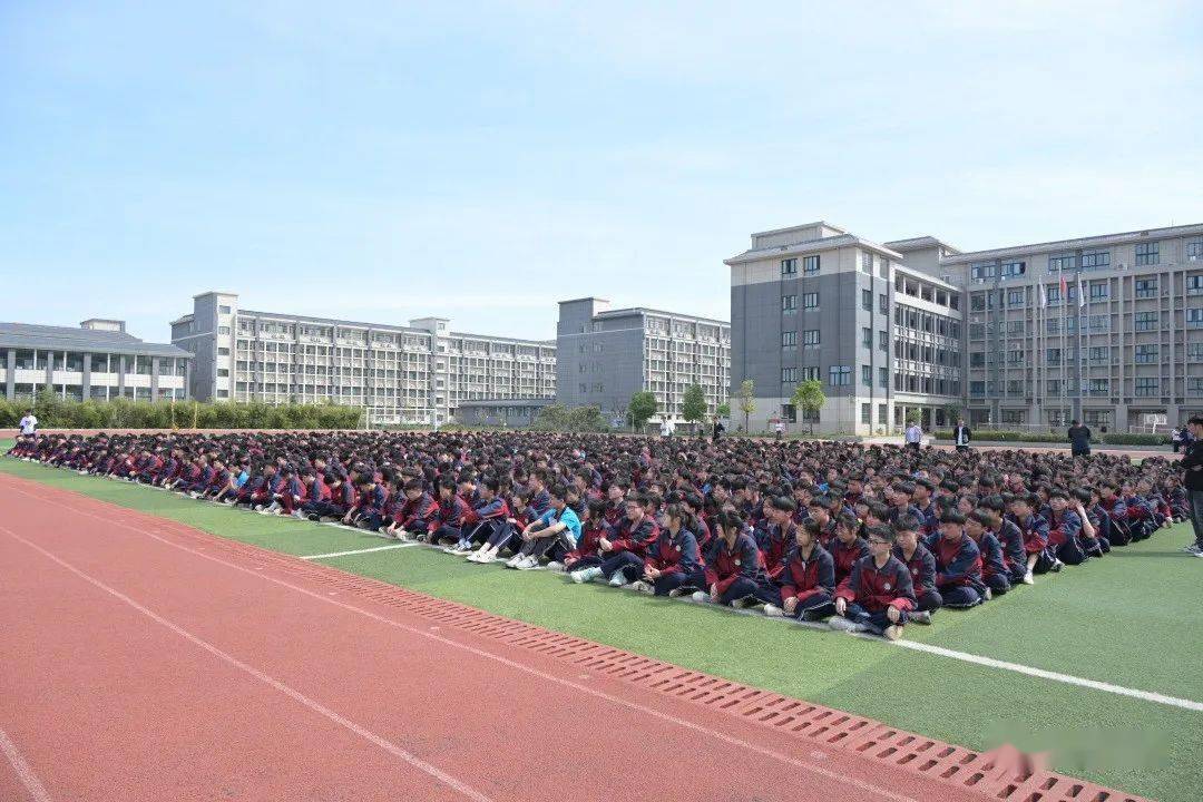 5月18日,嵩县人民检察院检委会专职委员,江苏双语学校法治副校长张均