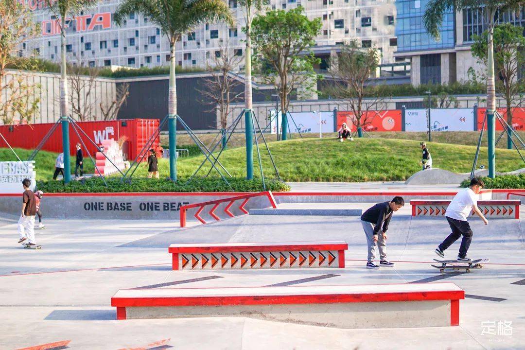 深圳超级可爱的一个公园有着彩色跑道,大片草坪,潮酷滑板场斗到底篮球
