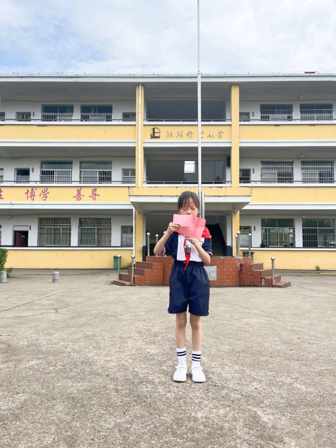 来自一2中队的新生代表钱雨晨说"我们将在红领巾的陪伴下,勤奋好学