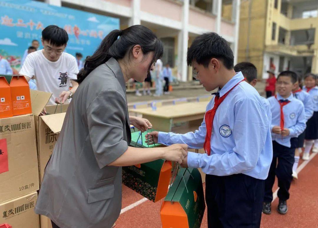 通过收集到的孩子们的愿望清单,由团区委,东海镇领导,坪洋小学校领导