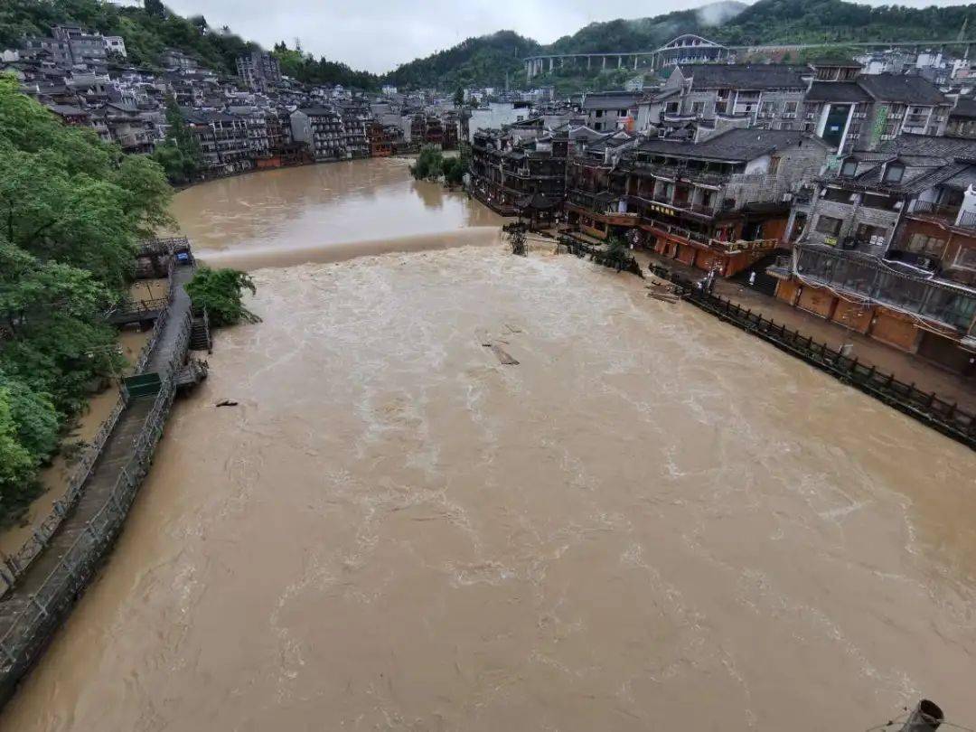 凤凰古城遭受暴雨洪水侵袭暴雨给群众带来了不小的损失