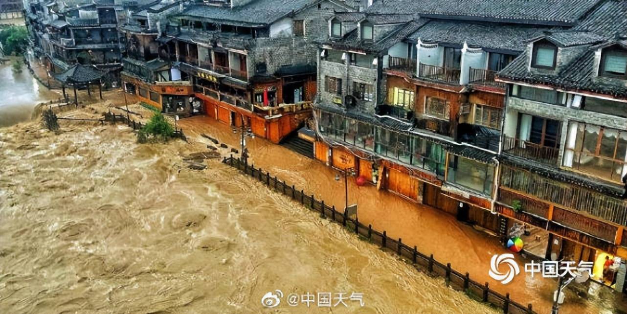 湖南凤凰古城遭遇强降雨