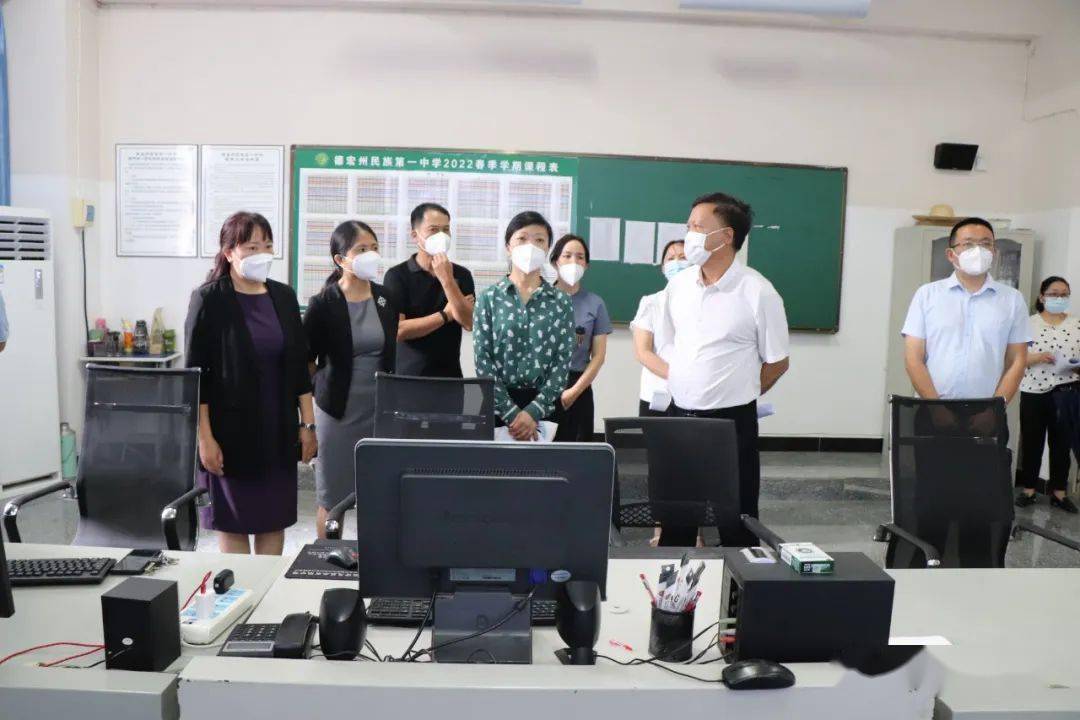 雪琳分别深入芒市第一中学考点,德宏州民族第一中学考点实地查看考场