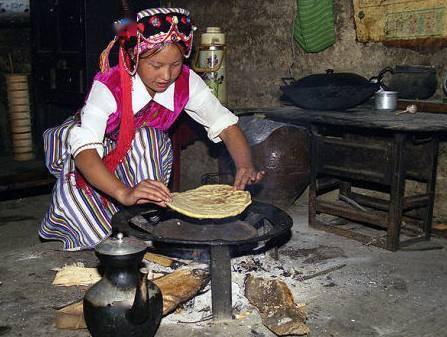 6.怒江石板粑粑荞粑粑是楚雄彝族的最爱,而且荞麦本身的营养价值很高.