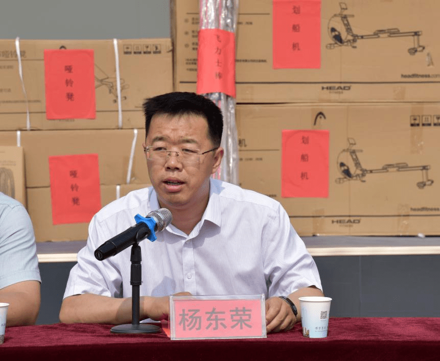 情暖新城 心系家乡—莘县新城高中举行爱心人士王道岩回乡献爱心