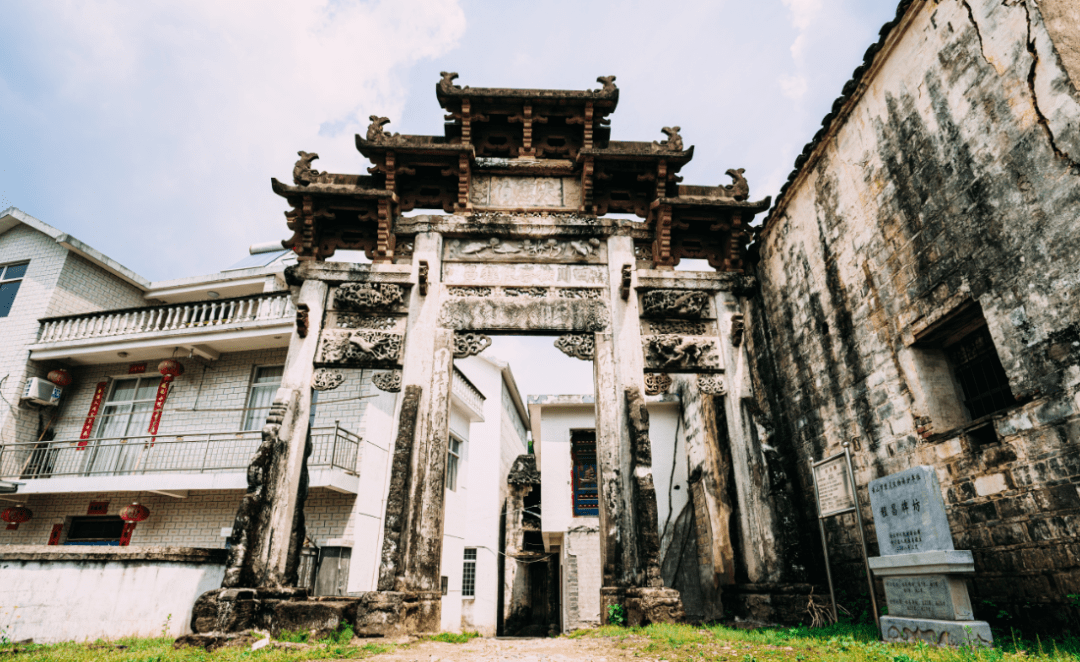 宪伯坊过桥进村,迎面有座牌坊,上书"世美坊.