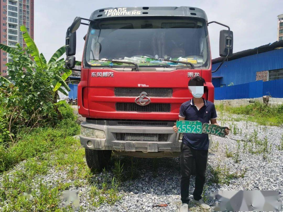 驾驶人陈某称,这辆红色货车是在贵州省铜仁市的一农机公司购买的,车辆