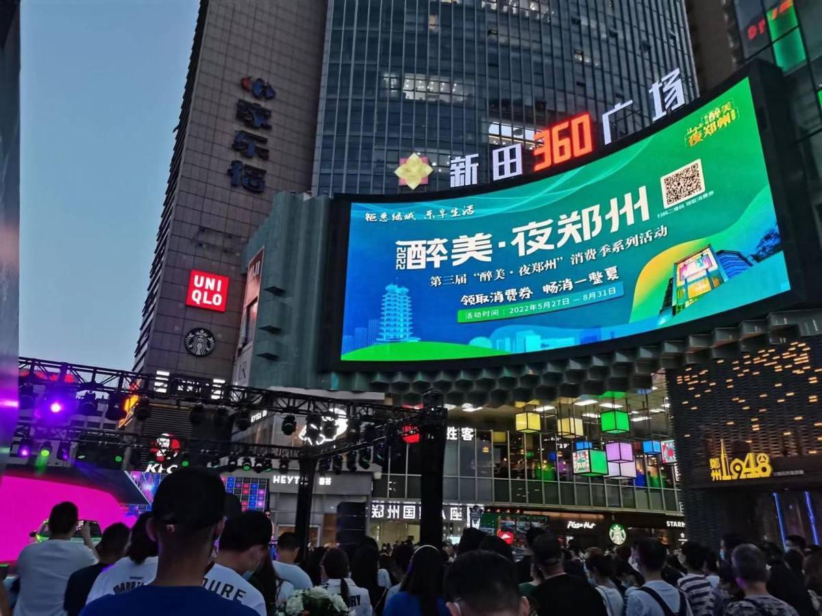 夜幕降临,新田360广场上的"夜猫市集"如约开市,琳琅满目的商品和乖萌