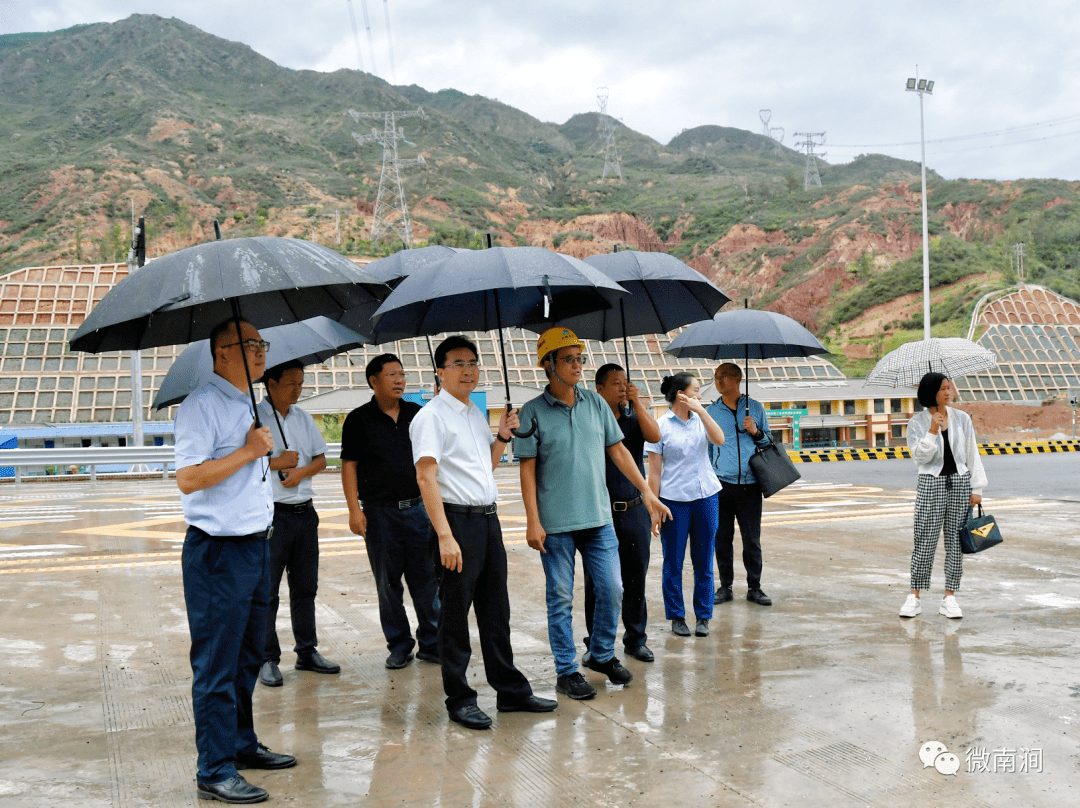 为确保顺利通车,6月27日,中共南涧县委书记王绍基深入大南高速南涧西