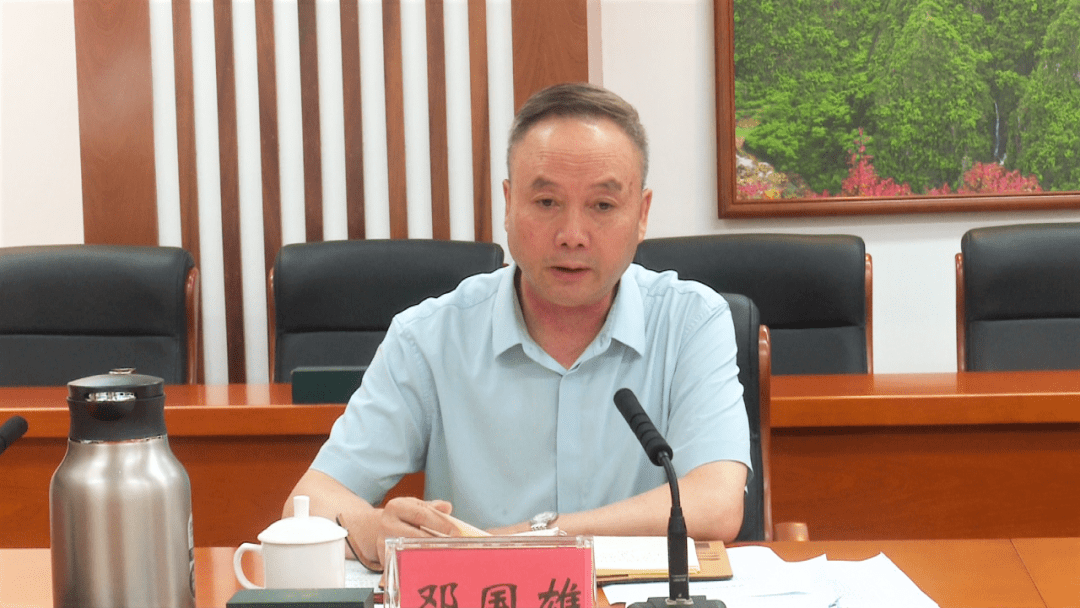 会上,邓国雄传达了6月27日全市经济运行调度会精神.