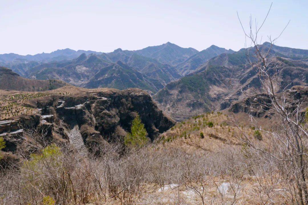 (没有夏季照片)三角城是房山区霞云岭乡境内的一座名山.