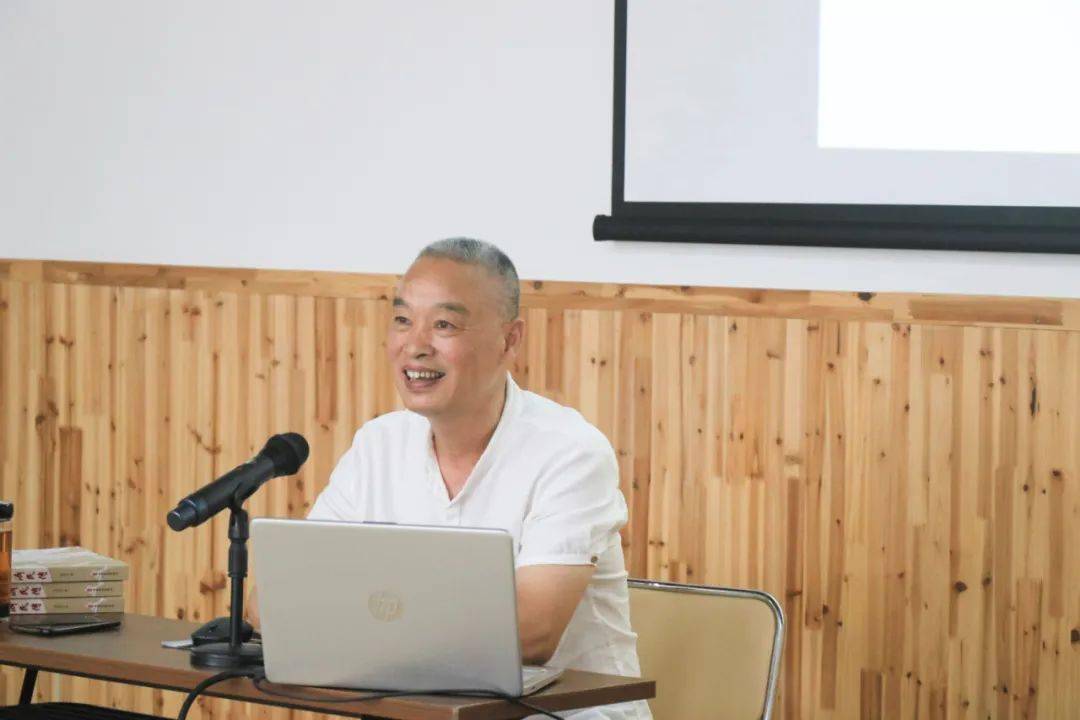 活动中,海宁市政协文史委员会委员刘培良以《情牵华夏 润泽故里