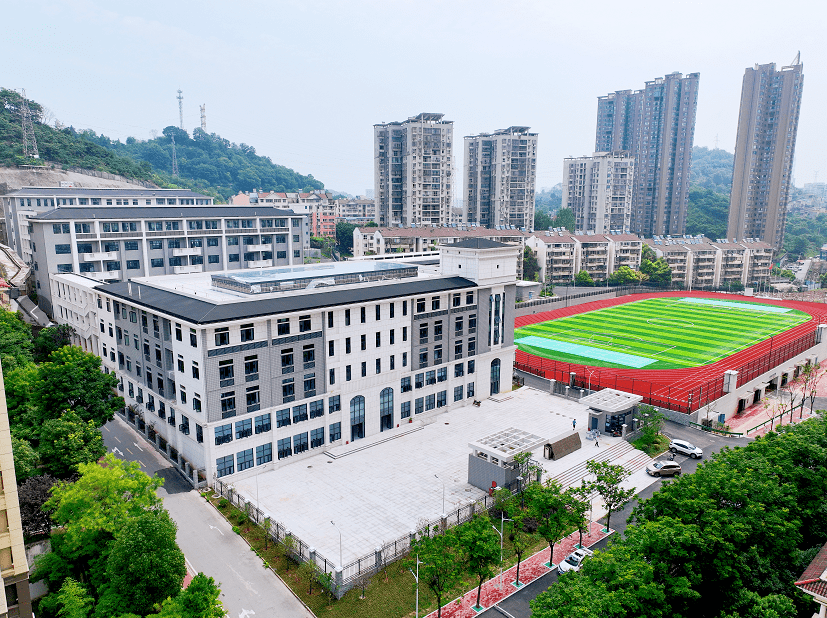 湖北师范大学附属磁湖中学位于黄石大众山森林公园与磁湖风景区之间