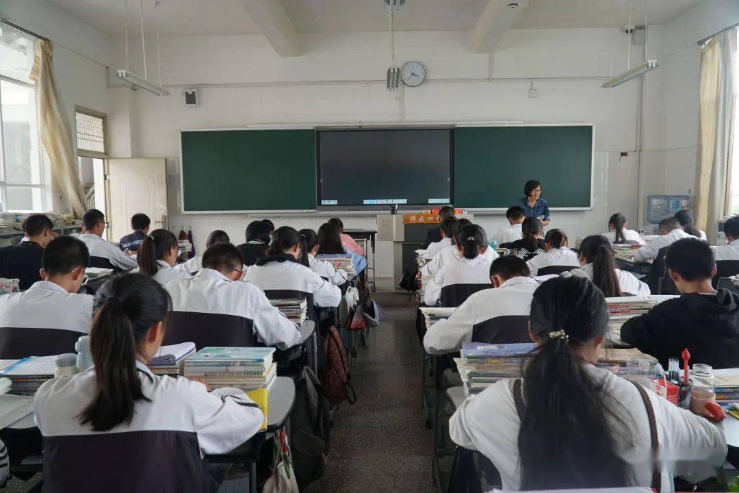 云南驿镇的近邻,下庄镇则有着省一级高中学校—祥云四中,学校承担着