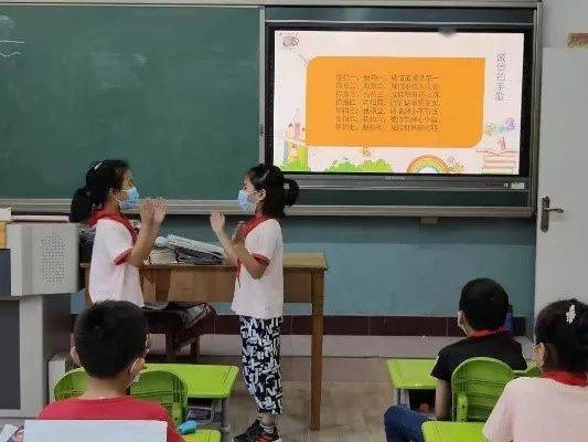 通过绘制诚信手抄报,绘画及书法作品等实践活动,引导学生