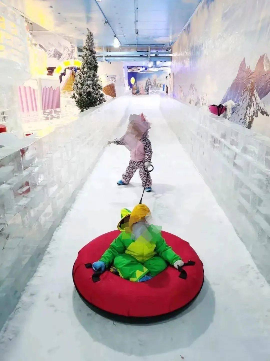 儿往胶垫子上一坐,就能体会到什么叫冰雪世界的"飙车"刺激的冰雕雪道