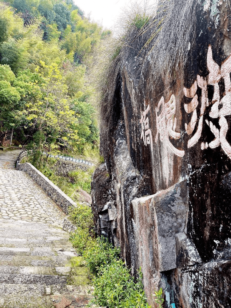 寺,沿途有中砥,龙湫洞,孝子墓,萬壑笙钟等景点,百僧堂景区内有铁障峰