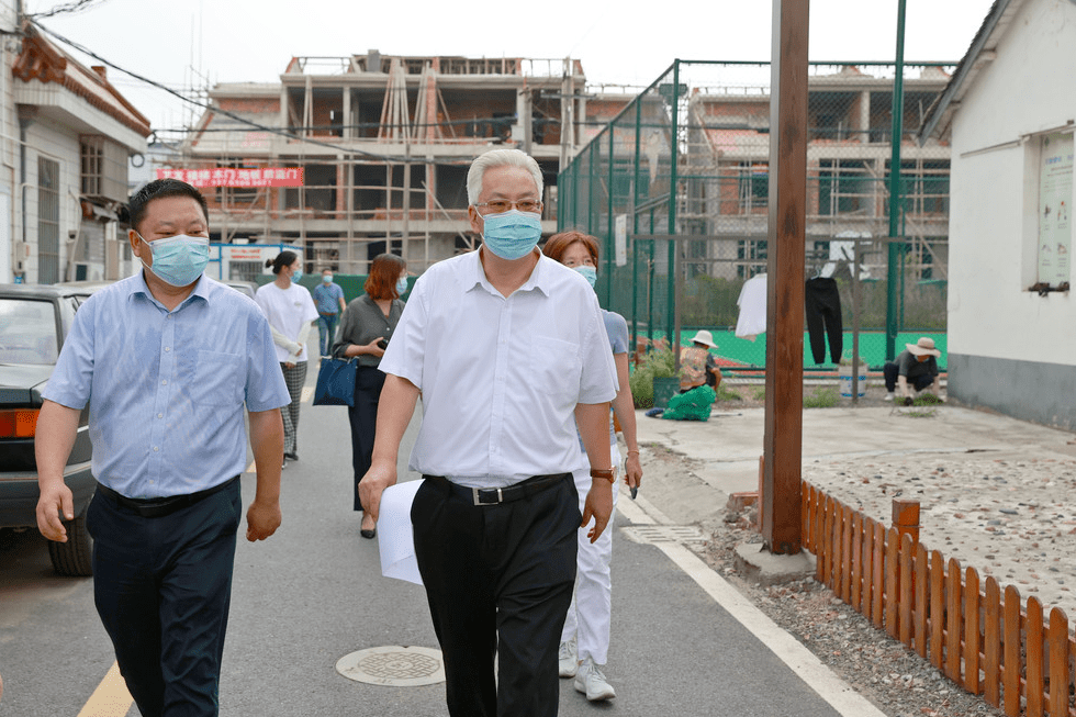 冯捷一行来到葛隆村,查看新时代文明实践站及周边村宅情况,深入了解