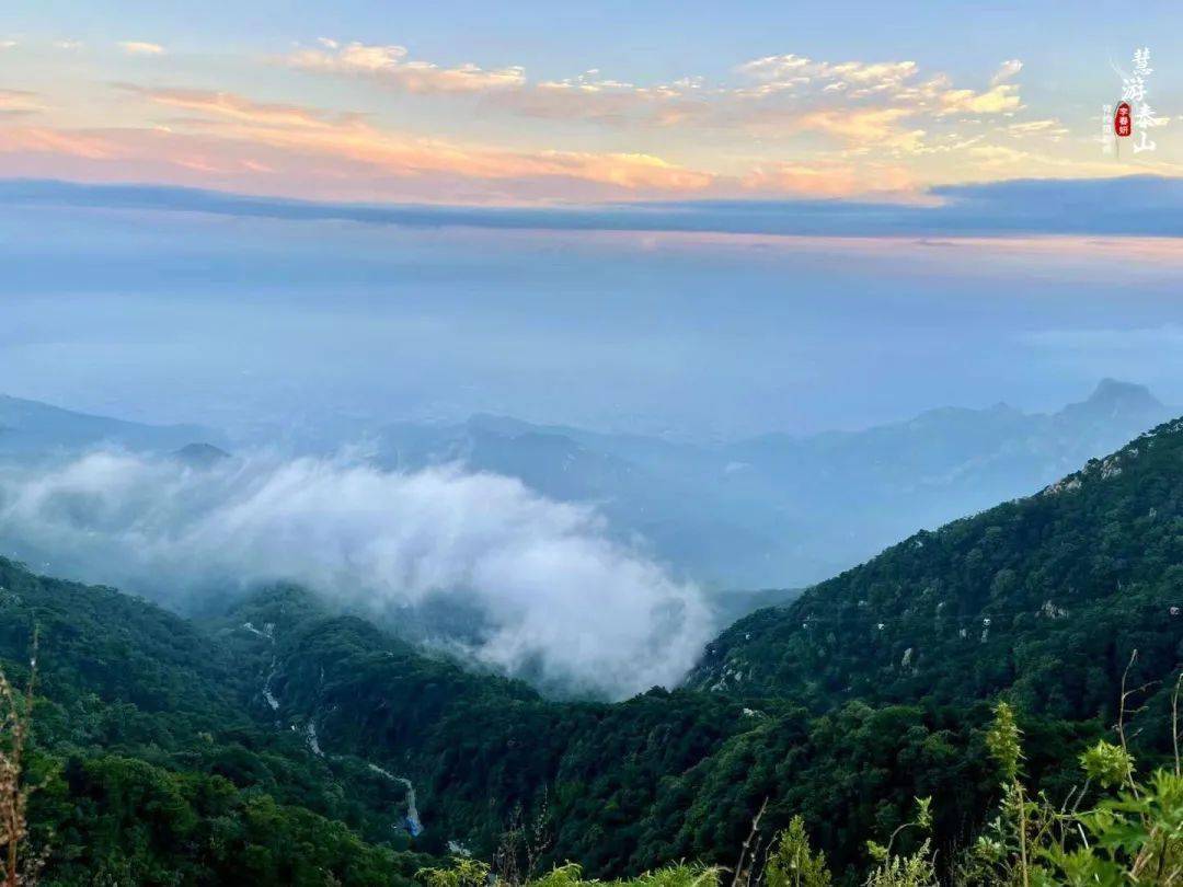 在秋季,从浅山到峰巅,绿,黄,红,赭,白,五彩斑斓.