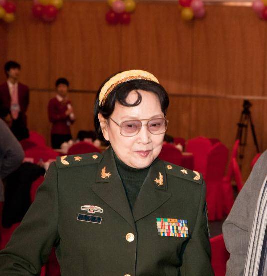 作为唯一一位拥有少将军衔的演员,在王晓棠身上总有一种英姿飒爽的