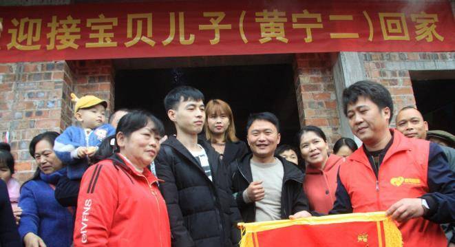 儿子被拐福建27年成为大帅哥,面对生母,他却质疑亲子鉴定是假的_黄宁