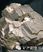 其中常有黄铜矿或磁黄铁矿乳浊状或叶片状固溶体分解物,常与方铅矿