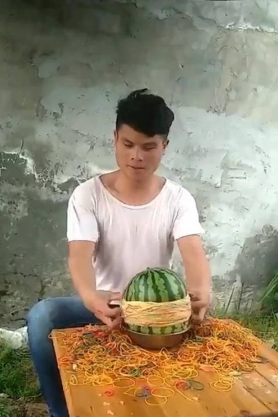 原创
小伙好奇西瓜的承受力,将皮筋一根一根套在西瓜上!