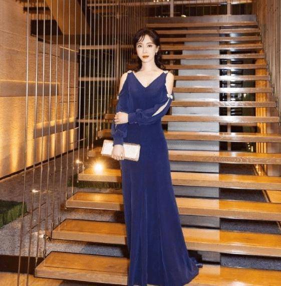 极富淑女气质,与蝴蝶结相比,打一个简单的结不会过于甜美稚美,高腰a字