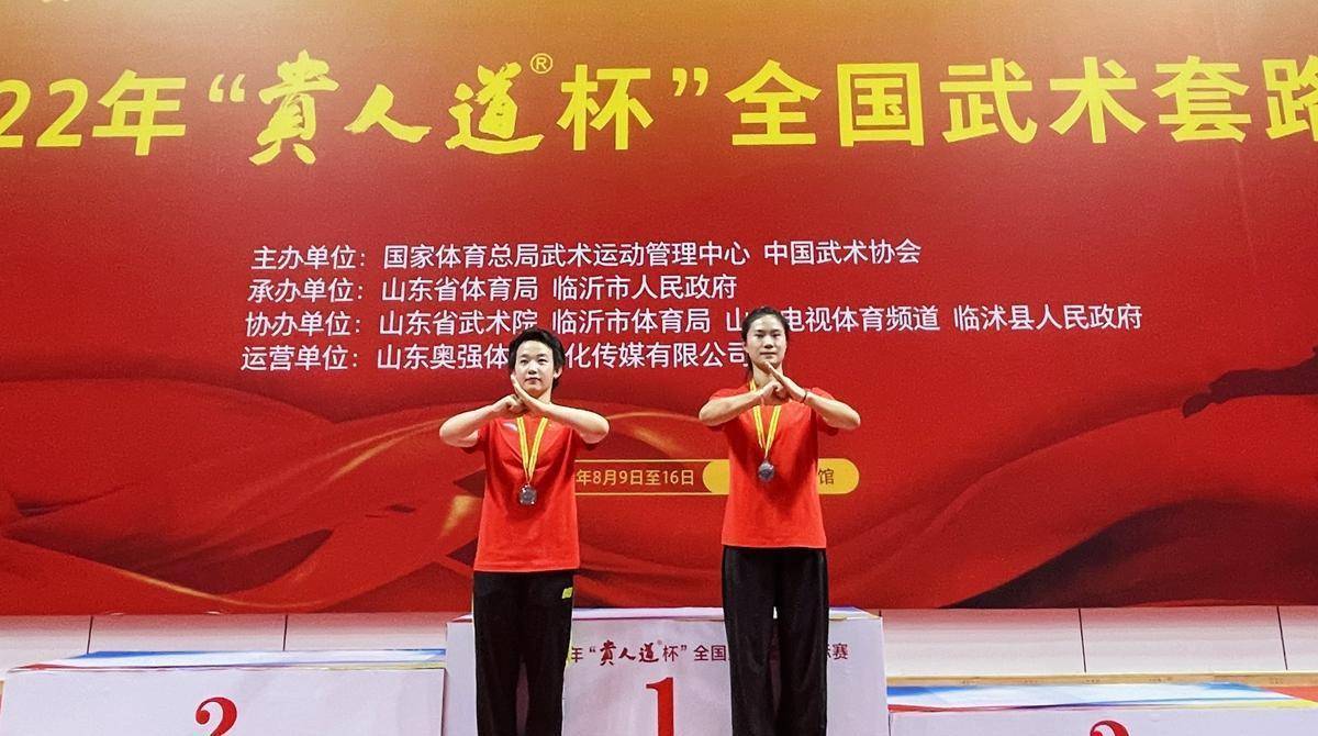 宁夏选手魏超凡,孙华谊,冯昌龙获得男子三人对决训练金牌,赵欣,戴伟龙