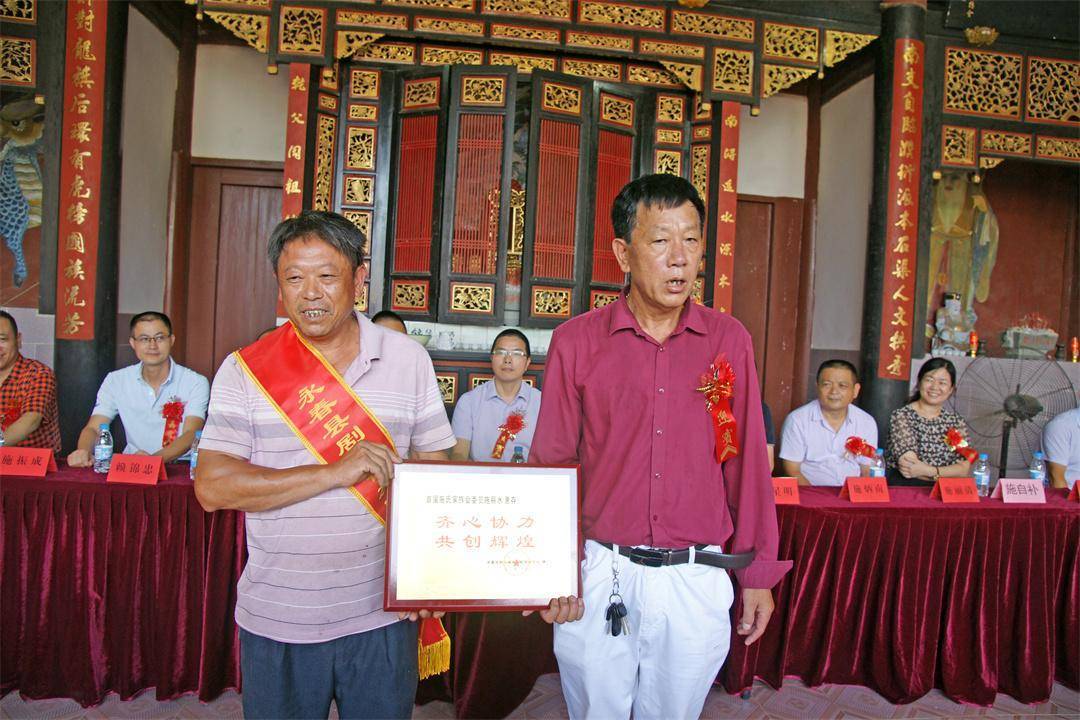 授牌创会会长施振成为家族委员会委员施锦太,施由忠,施南平,施金坤,施