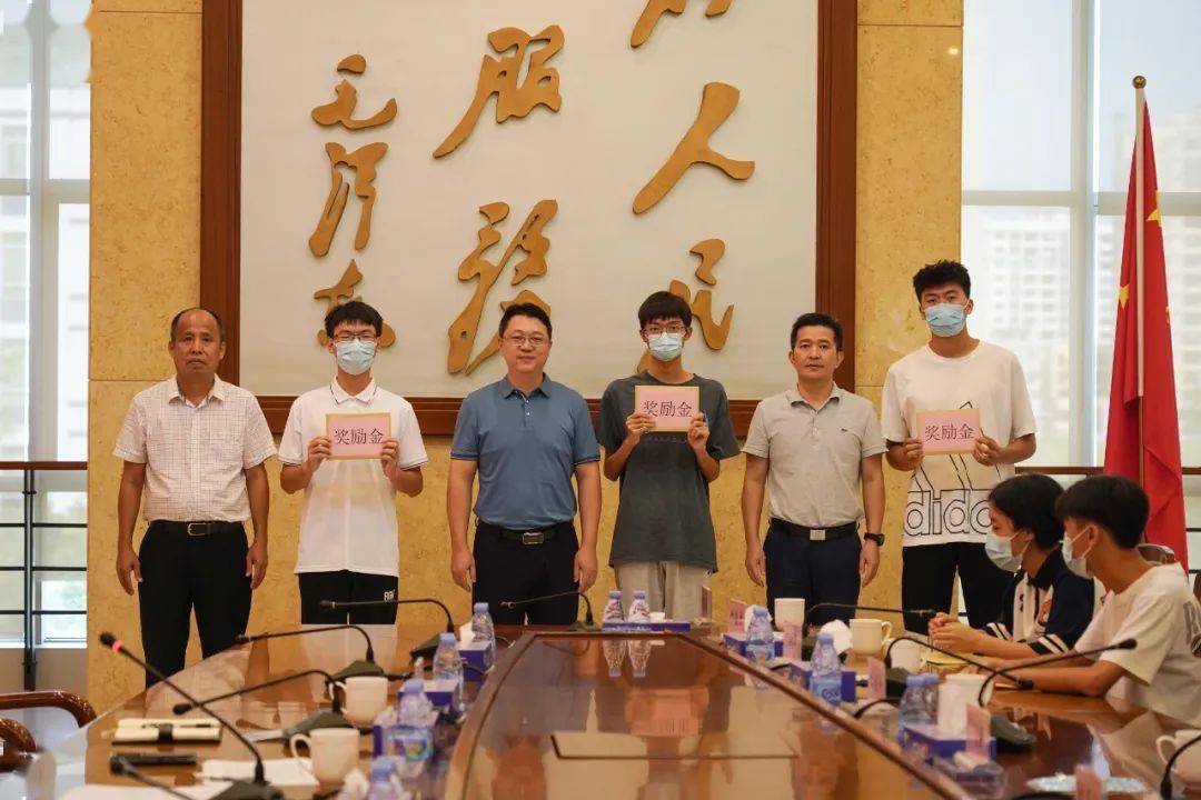 随后,唐高杰,曾健锋,李艺震等镇领导分别为12名受