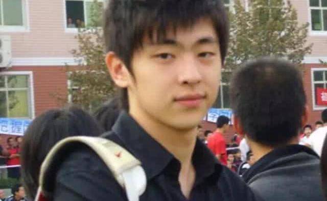 有种"遗传"叫邓伦母亲,以为儿子够帅,看到妈妈后,请原地出道_丹凤
