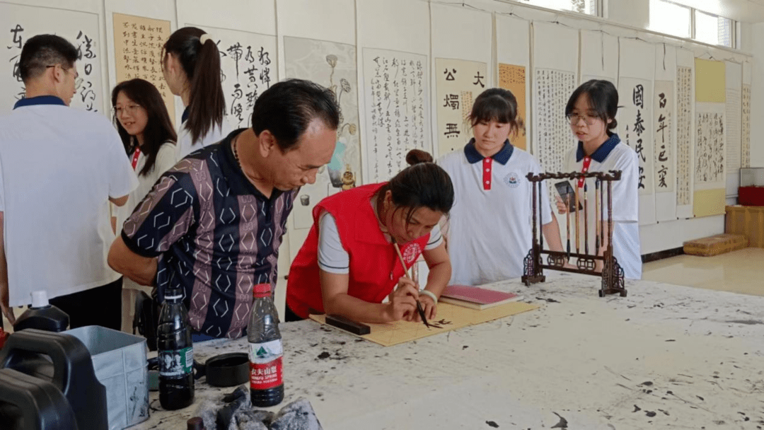 艺术职业学院薪润兴实践队在陆丰市南塘镇华山志愿服务中心的帮助下