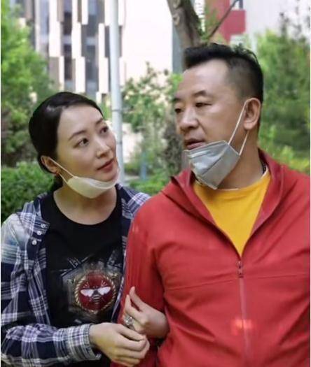 她对黄海波不离不弃,不顾家人反对嫁给出狱后的他