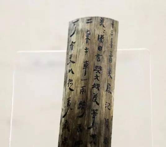 深入,专家继续发现了墓主人的尸体,虽说不像马王堆的女尸那样惊世骇俗