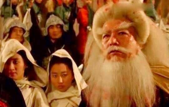 场景一:崆峒派宗维侠正要打死已受重伤的白眉鹰王,突然被一粒石子打的