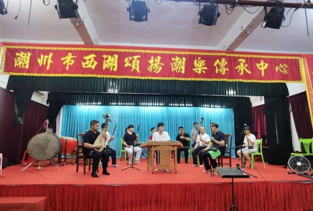 潮州音乐省级代表性传承人丁广颂和他的乐队（陈惠婷 摄）潮剧《韩愈治潮