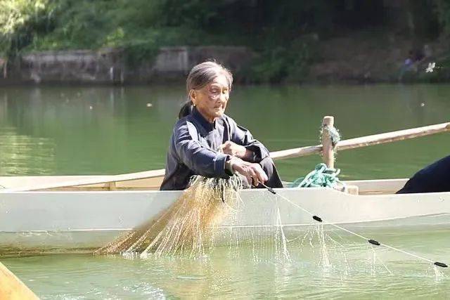 桂林百岁渔女撑船打鱼成风景