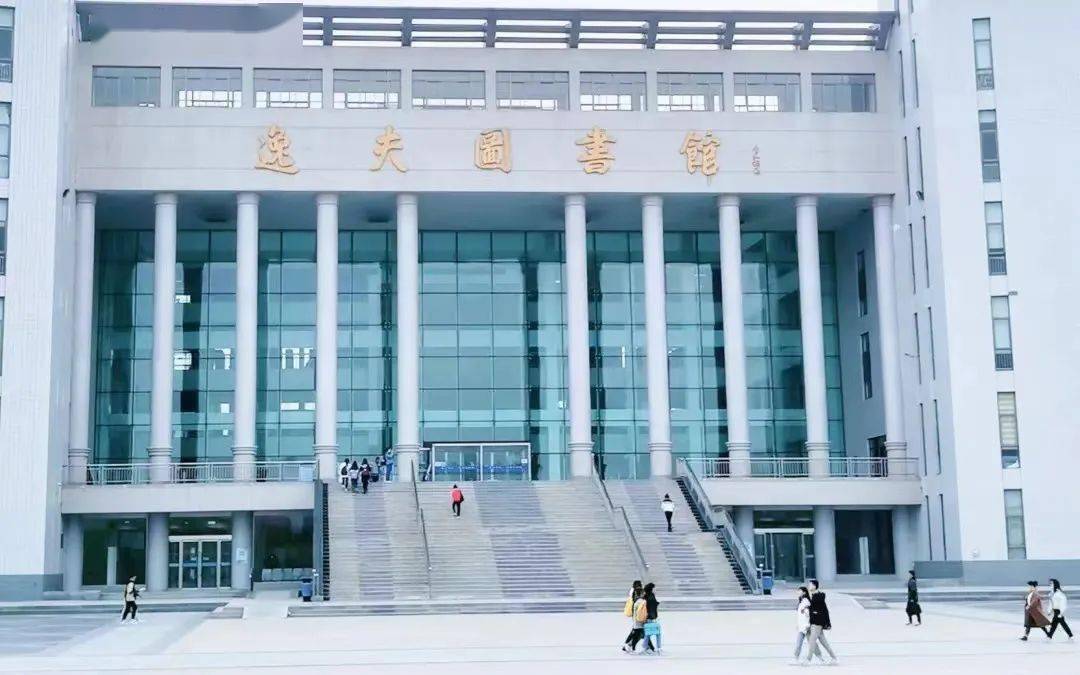 河西学院的图书馆即—逸夫图书馆,是千里河西走廊面积较大,藏书多