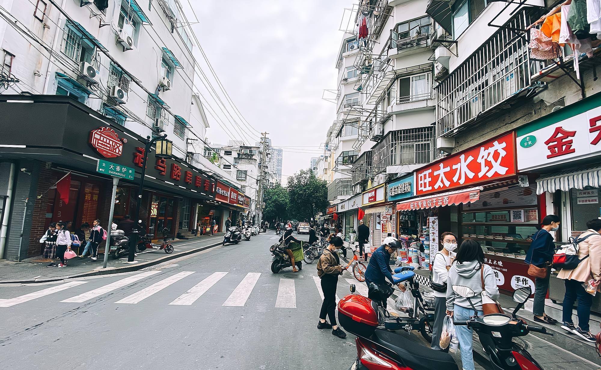 藏在南京小巷子中的小吃店，栗子和鸭子最受欢迎，每天必排队