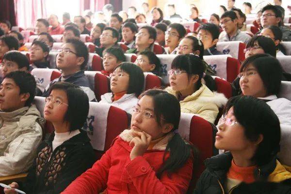 黄金规则用一张金黄色的纸覆盖住一块小黑板,上面写有你班上的"黄金