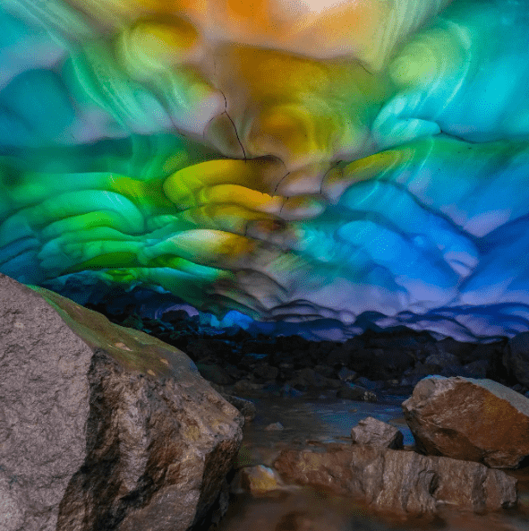 美国一国家公园现神秘“彩虹冰洞” 官方警告：或致命